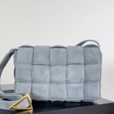 보테가 베네타 스웨이드 카세트 백